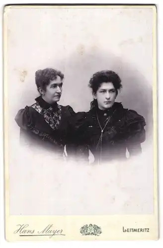 Fotografie Hans Mayer, Leitmeritz, Langegasse 57, Zwei Frauen in gerüschten Trachtenkleidern mit lockigen Frisuren