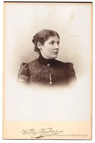 Fotografie Willy Kabus, Minden i. W., Frau im Trachtenkleid mit zurückgebundener Mittelscheitelfrisur