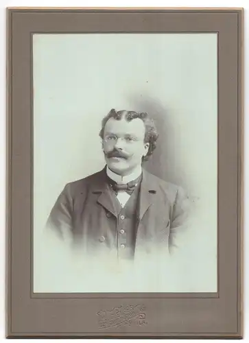 Fotografie A. Helfer, Philadelphia, 1528 Germantown Ave., Portrait Mann im Anzug mit Brille