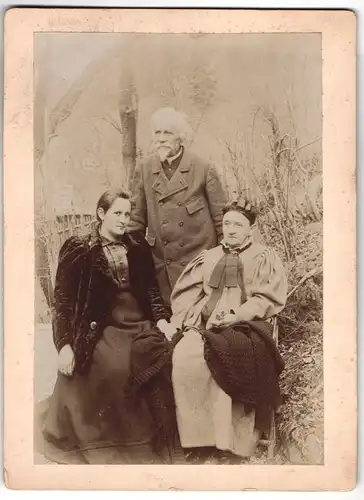 Fotografie Portrait junge Frau mit ihren Eltern, Plüschjacke, Wolldecke, Puffärmel