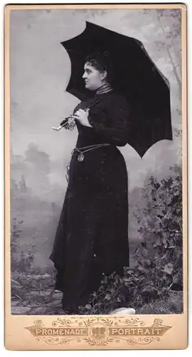Fotografie Portrait Üppige Gouvernante mit Taschenuhr und Kette am Rockbund, Regenschirm