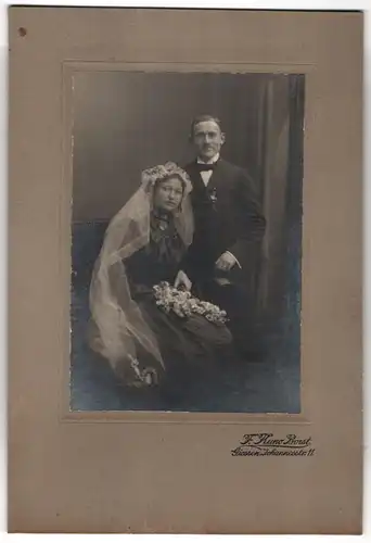 Fotografie F. Kuno Borst, Giessen, Johannesstr. 11, Hochzeitspaar mit Braut im schwarzen Kleid