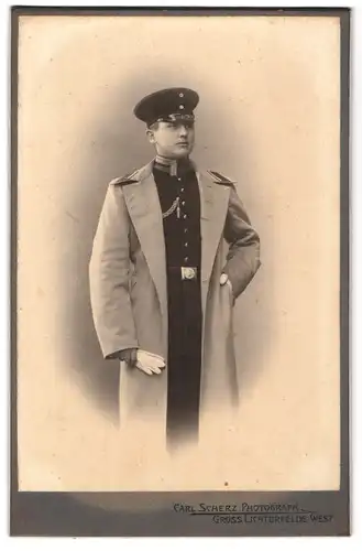 Fotografie Carl Scherz, Gross-Lichterfelde-West, Portrait Soldat im Uniformmantel mit Schirmmütze