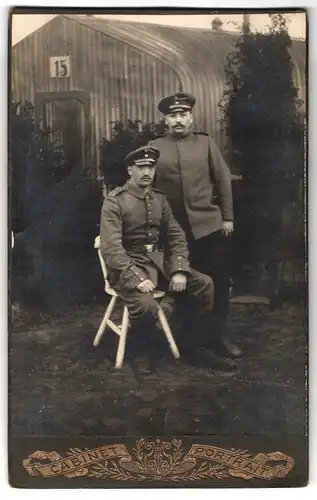Fotografie Cabinet-Portrait, Ort unbekannt, Portrait zwei Soldaten in Uniform mit Schirmmütze