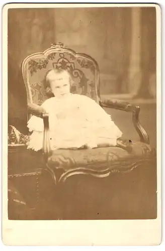 Fotografie Alexander Bassano, London-W, 72 Piccadilly, Portrait kleines Mädchen im weissen Kleid auf Stuhl sitzend