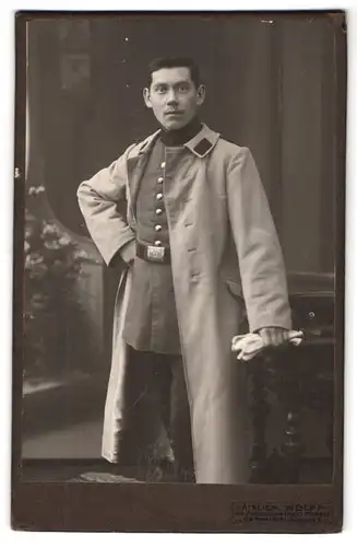 Fotografie Hugo Pannes, Darmstadt, Ludwigsplatz 6, Portrait Soldat im Uniformmantel mit Handschuhen