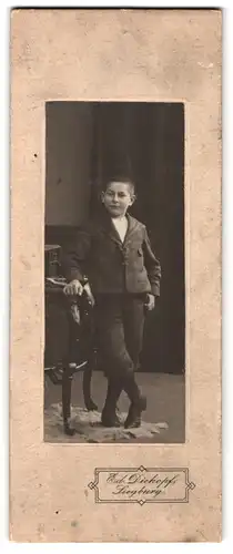 Fotografie Ed. Dickopf, Siegburg, Portrait kleiner Junge in zeitgenössischer Kleidung