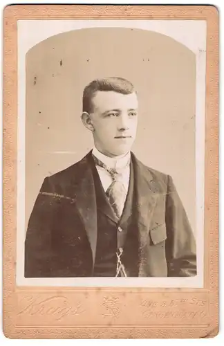 Fotografie Krug, Cincinnati, Ohio, Vine & 15th Sts., Portrait junger Mann im Anzug mit Krawatte