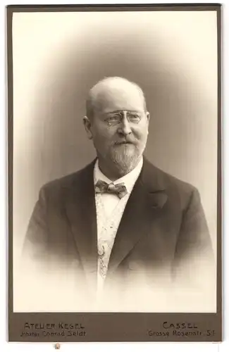 Fotografie Conrad Seldt, Cassel, Grosse Rosenstrasse 5, Portrait stattlicher Herr mit Zwicker und Vollbart