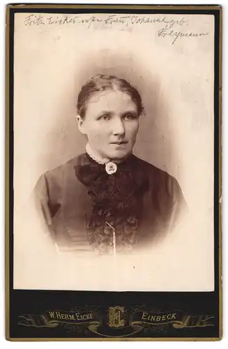 Fotografie W. Herm. Eicke, Einbeck, Portrait bürgerliche Dame mit Kragenbrosche