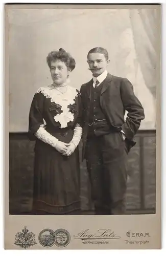 Fotografie Aug. Lutz, Gera-R., Theaterplatz, Portrait junges Paar in hübscher Kleidung