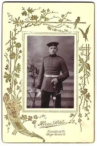 Fotografie Herm. Löthe, Naumburg a / S., Lange-Gasse 5 a-b, Portrait Soldat in Uniform mit Degen