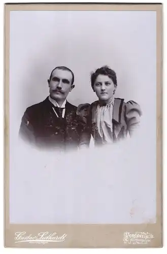 Fotografie Gustav Luthardt, Forchheim i / B., Nürnbergerstrasse, Portrait bürgerliches Paar in hübscher Kleidung
