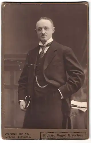 Fotografie Richard Vogel, Glauchau, Portrait junger Herr im eleganten Anzug mit Zeitung in der Hand