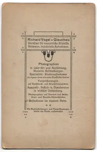 Fotografie Richard Vogel, Glauchau, Portrait junger Herr im eleganten Anzug mit Zeitung in der Hand