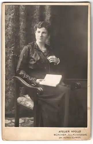 Fotografie Alfred Schmidt, München, Äuss. Maximilianstrasse 6, Portrait bürgerliche Dame mit Buch auf Stuhl sitzend