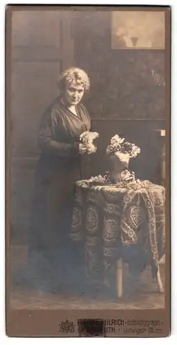 Fotografie Ramme & Ulrich, Bayreuth, Ludwigstrasse 26, Gutbürgerliche Dame in schönem Kleid, datiert 1913