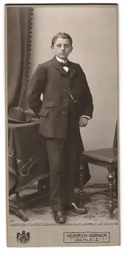 Fotografie Heinrich Körner, Schleiz, Poststrasse 3, Gutbürgerlicher Junge im charmanten Anzug