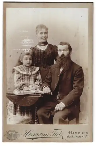 Fotografie Hermann Tietz, Hamburg, Gr. Burstah 12-14, Frau posiert stolz mit Tochter und Ehemann