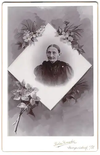 Fotografie Julius Grusche, Neugersdorf i. S., Alte Dame im schwarzen Kleid und strenger Frisur
