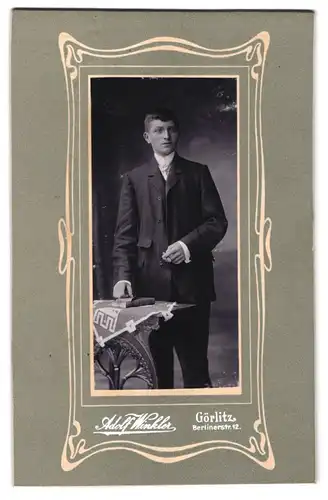 Fotografie Adolf Winkler, Görlitz, Berlinstrasse 12, Junger Mann im Anzug mit Zigarello