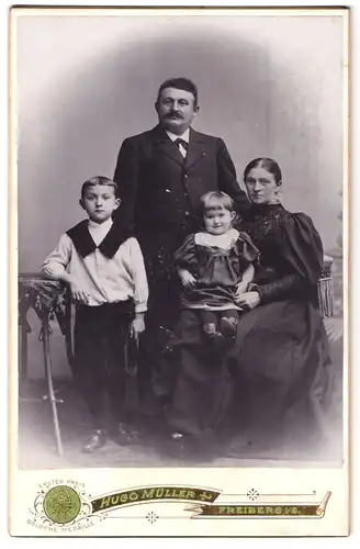 Fotografie Hugo Müller, Freiberg i. S., Eltern und Kinder posieren in feiner Tracht