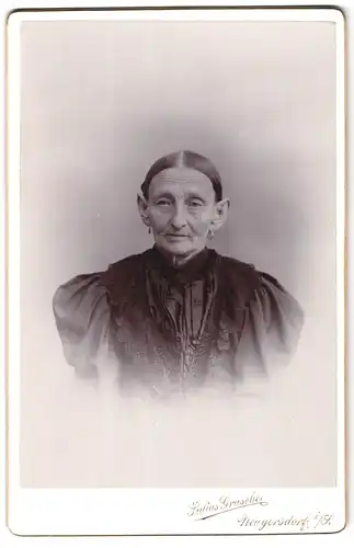 Fotografie Julius Grusche, Neugersdorf i. S., Alte Dame im schwarzen Kleid mit Ohrringen