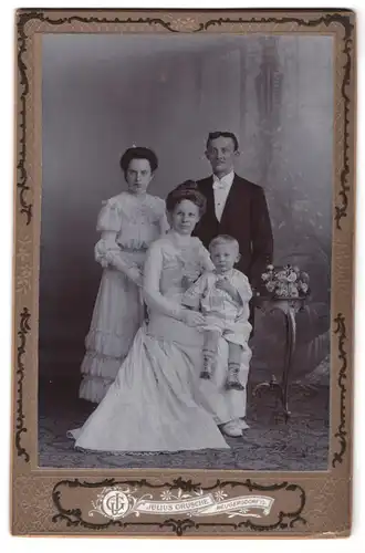 Fotografie Julius Grusche, Neugersdorf i. S., Familie in eleganten Kleidern blicken in die Kamera
