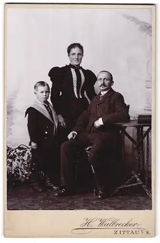 Fotografie H. Walbrecker, Zittau i. S., Breite Strasse 9, Alle in schwarz gekleidete Familie
