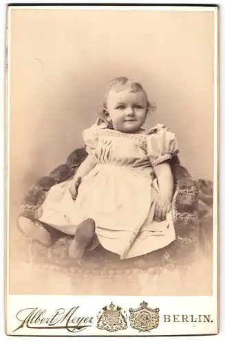 Fotografie Albert Meyer, Berlin, Alexander-Strasse 45, Kleinkind mit gelocktem Haar sitz auf einem Stuhl