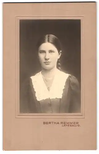 Fotografie Bertha Remmer, Langballig, Mädchen mit Halskette