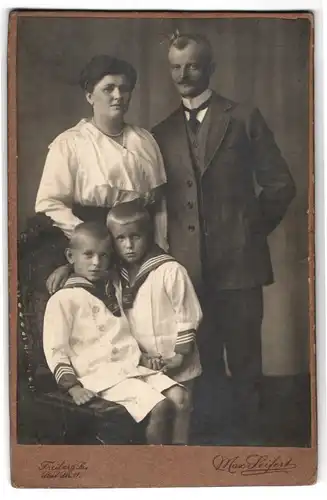 Fotografie Max Seifert, Freiberg, Post-Str. 11, Eltern mit ihren Söhnen