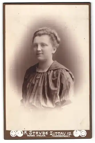 Fotografie H. Strube, Zittau, Frauenthorstr. 7, Frau im Kleid mit Halskette