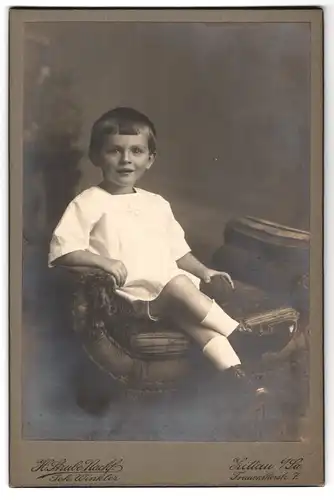 Fotografie H. Strube, Zittau i. Sa., Frauenthorstr. 7, kleiner Junge auf Stuhl