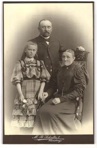 Fotografie M. B. Schultz, Flensburg, Eltern mit ihrer Tochter