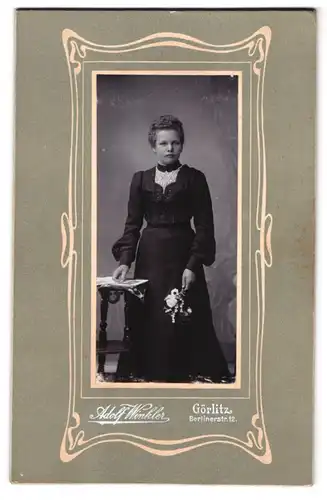 Fotografie Adolf Winkler, Görlitz, Berlinerstr. 12, junge Frau im Kleid mit Blumen