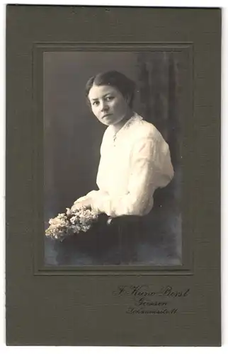 Fotografie F. Kuno Borst, Giessen, Johannesstrasse 11, Hübsche junge Dame in weisser Bluse mit Blumen in der Hand