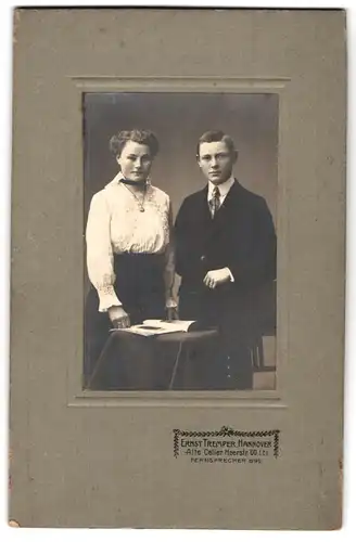 Fotografie Ernst Tremper, Hannover, Alte Celler Heerstrasse 60, Junges Paar in ästhetischer Kleidung