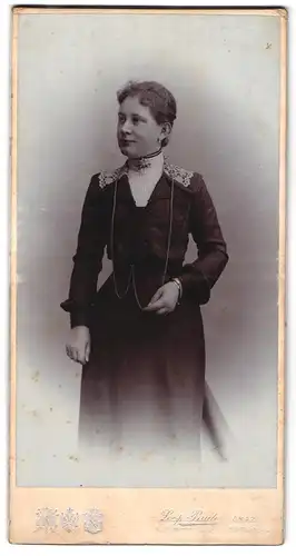 Fotografie Leopold Bude, Graz, Alleegasse 6 u. 8., Dame in elegantem Kleid mit Schmuck