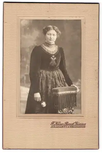 Fotografie F. Kuno Borst, Giessen, Johannesstrasse 9, Frau im Kleid stehend mit Rose in der Hand