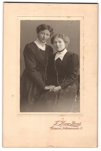 Fotografie F. Kuno Borst, Giessen, Johannesstrasse 11, zwei Schwestern in Kleidern und mit Schmuck behangen