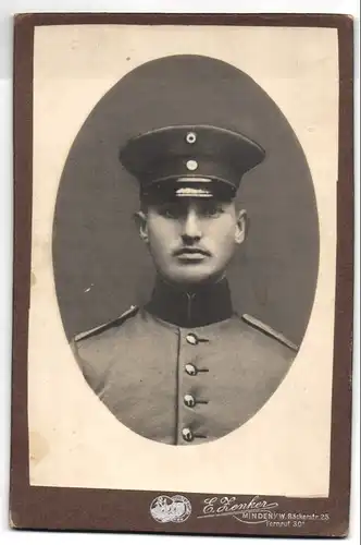 Fotografie E. Zender, Minden i. W., Bäckerstrasse 25, Soldatenportrait in Uniform mit Schirmmütze