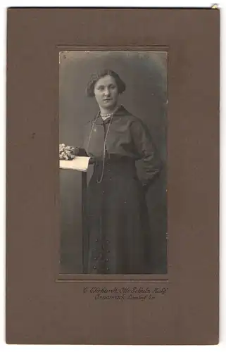Fotografie Otto Schulz, Osnabrück, Somhof 4a, Frau im schlichten Kleid steht an einem Pult