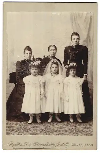 Fotografie Rauchmitter, Günzburg a. D., drei Mütter mit ihren drei Töchtern in festlichen Kleidern abgebildet