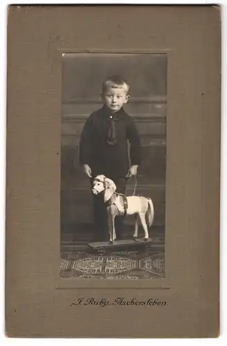 Fotografie I. Ruby, Aschersleben, Junge mit einem Spielzeugpferd zum ziehen