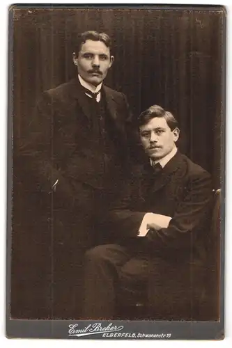 Fotografie Emil Breker, Elberfeld, Schwanenstrasse 19, Portrait zwei Herren in Anzügen