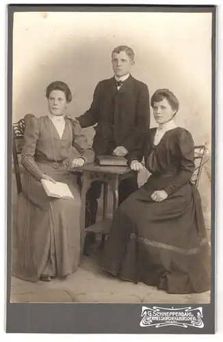 Fotografie G. Schneppendahl, Wermelskirchen, Portrait zwei Damen und halbwüchsiger Knabe