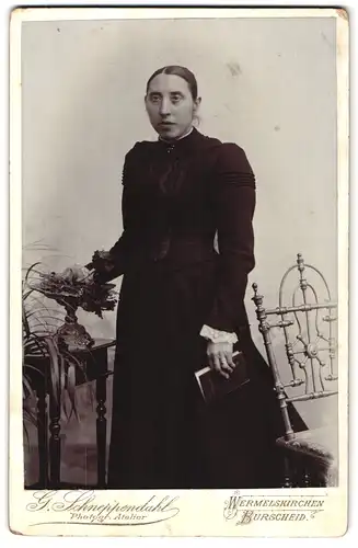 Fotografie G. Schneppendahl, Wermelskirchen, Portrait junge Frau in feierlicher Kleidung