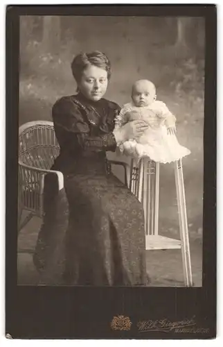 Fotografie Wilh. Giegerich, n. Ingelheim, Portrait Mutter mit Säugling, Taufe