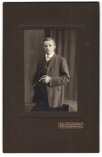 Fotografie Alb. Causemann, Wermelskirchen, Portrait junger Herr in Anzug mit Zigarette